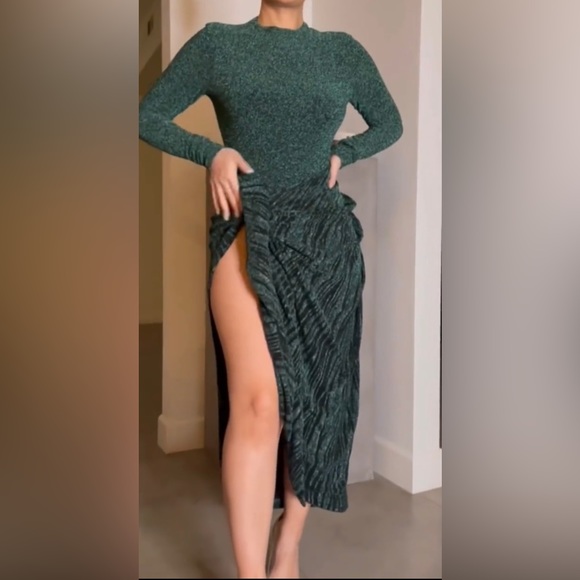 Two piece set: green sparkly bodysuit with a matching skirt sarong - Picture 2 of 4